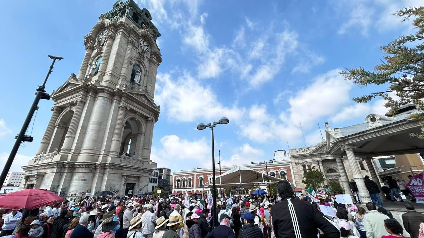 Bajo el lema Nuestra democracia no se toca pocos marchan en Pachuca