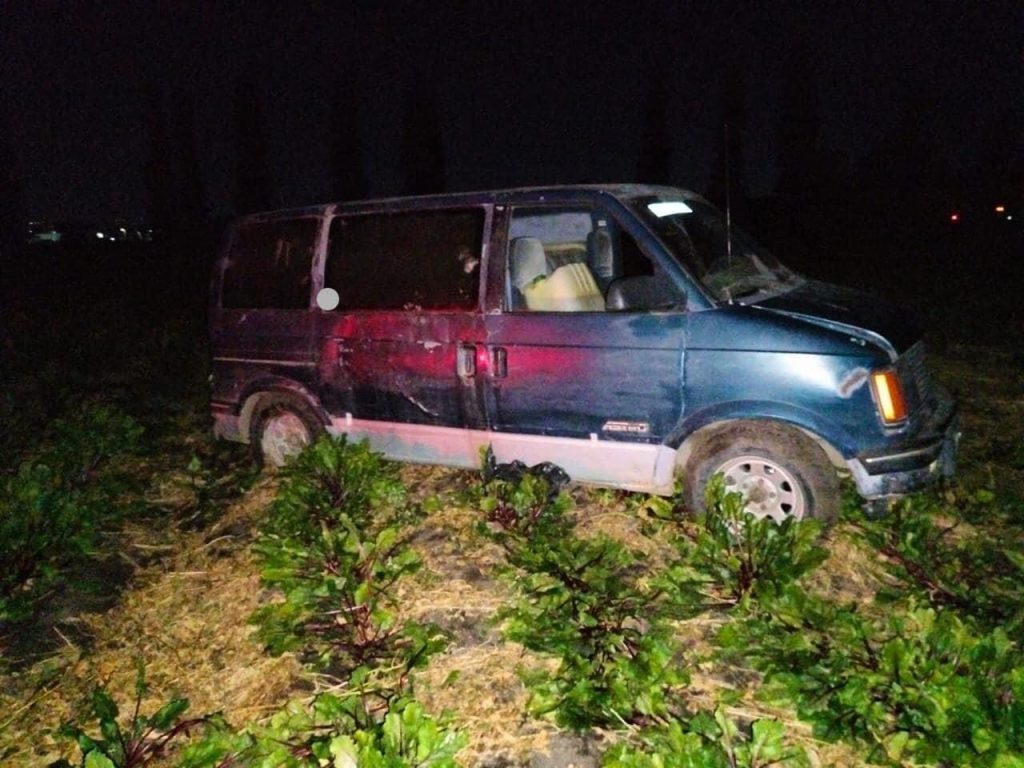 Camioneta abandonada cargada con bidones y garrafones. 