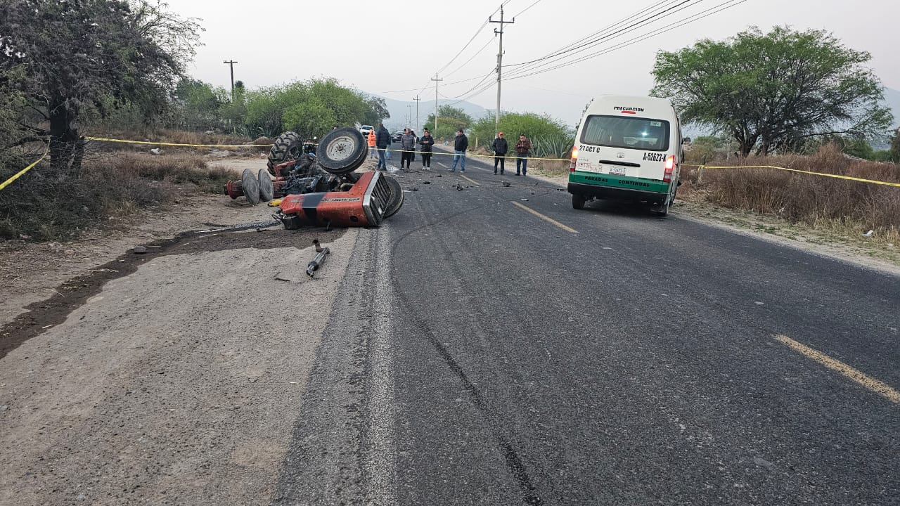 Choque entre tractor y urvan deja un muerto en la Actopan-Chicavasco