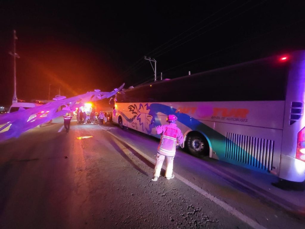 Accidente de autobús de pasajeros en la Pachuca-Sahagún deja tres lesionados