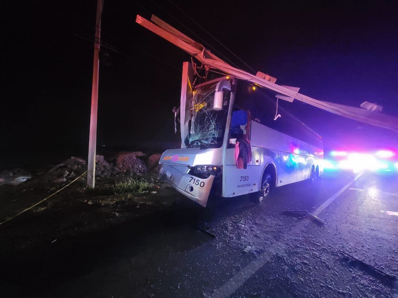 Accidente de autobús de pasajeros en la Pachuca-Sahagún deja tres lesionados