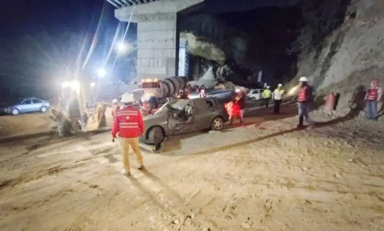 Cimbra aplasta vehículo en la carretera Pachuca - Huejutla, altura Omitlán; un herido