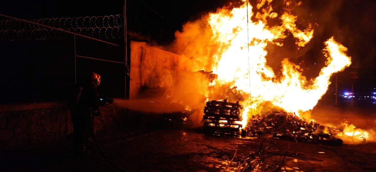 Incendio en negocio de venta de tarimas en Pachuca