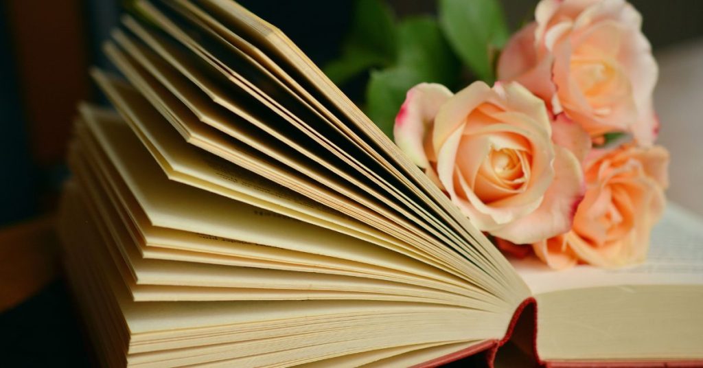 rosas sobre libro