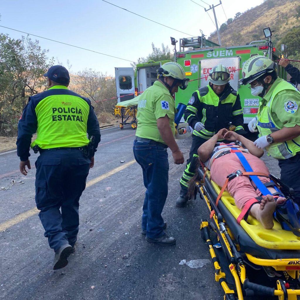Vuelca autobús en Malinalco, EdoMex; deja al menos 14 muertos y 31 heridos