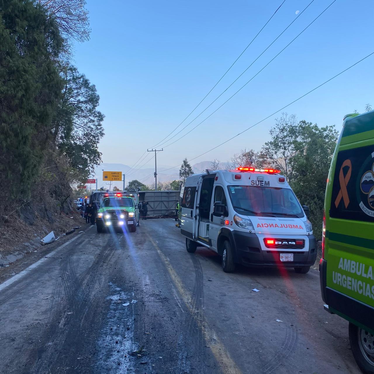 Vuelca autobús en Malinalco, EdoMex; deja al menos 14 muertos y 31 heridos