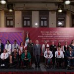 AMLO entrega estímulos a deportistas en Palacio Nacional