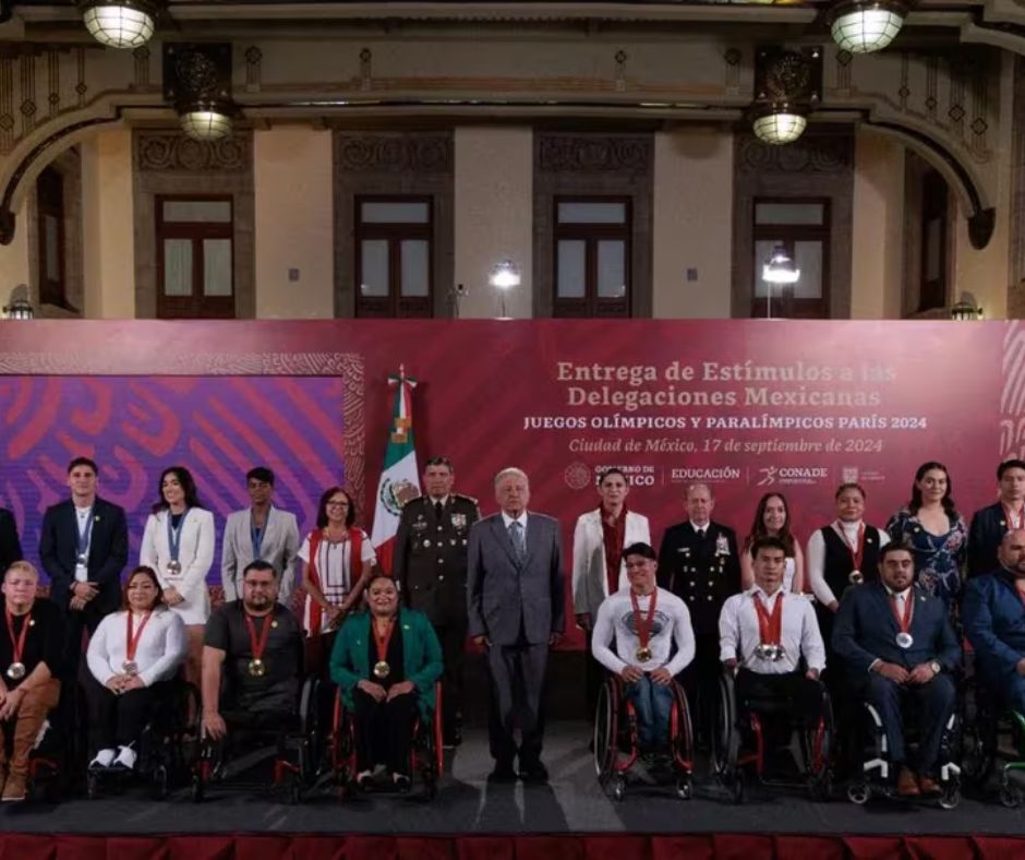 AMLO entrega estímulos a deportistas en Palacio Nacional