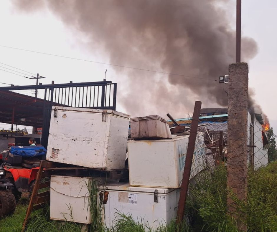 Bomberos controlan incendio en bodega de Santiago Tulantepec