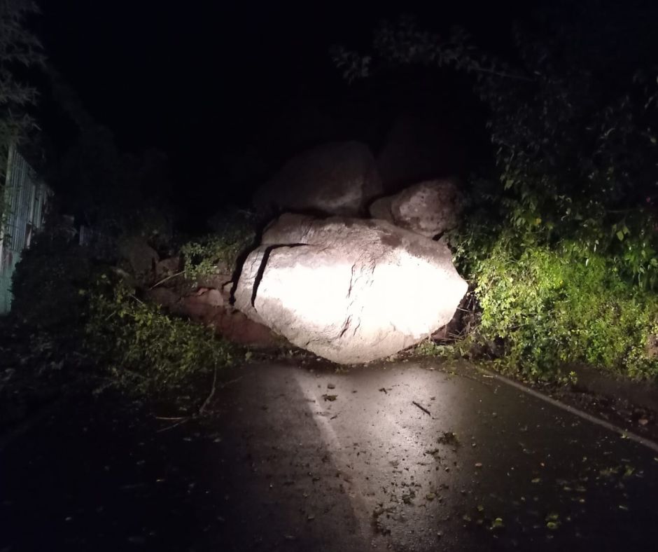 Derrumbe en carretera Molango-Xochicoatlán bloquea tránsito