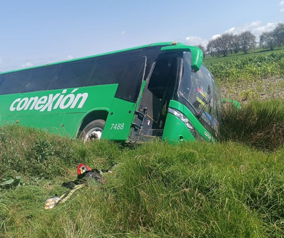 Autobús sale del camino en Tulancingo, hay tres lesionados