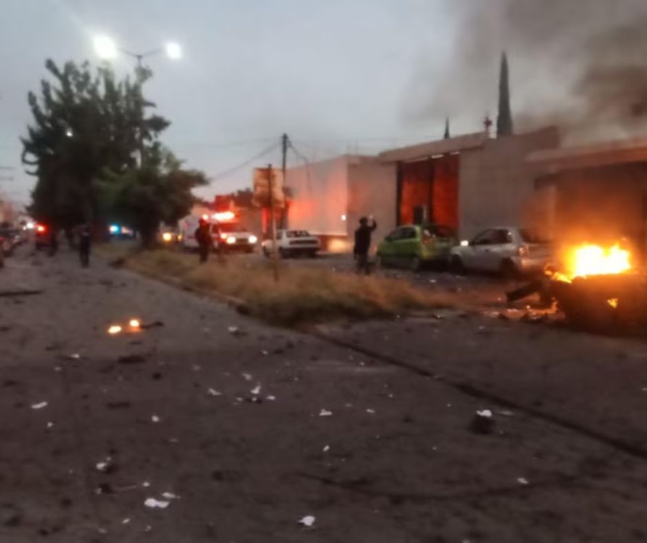 Coche bomba explota frente a edificio de Guanajuato