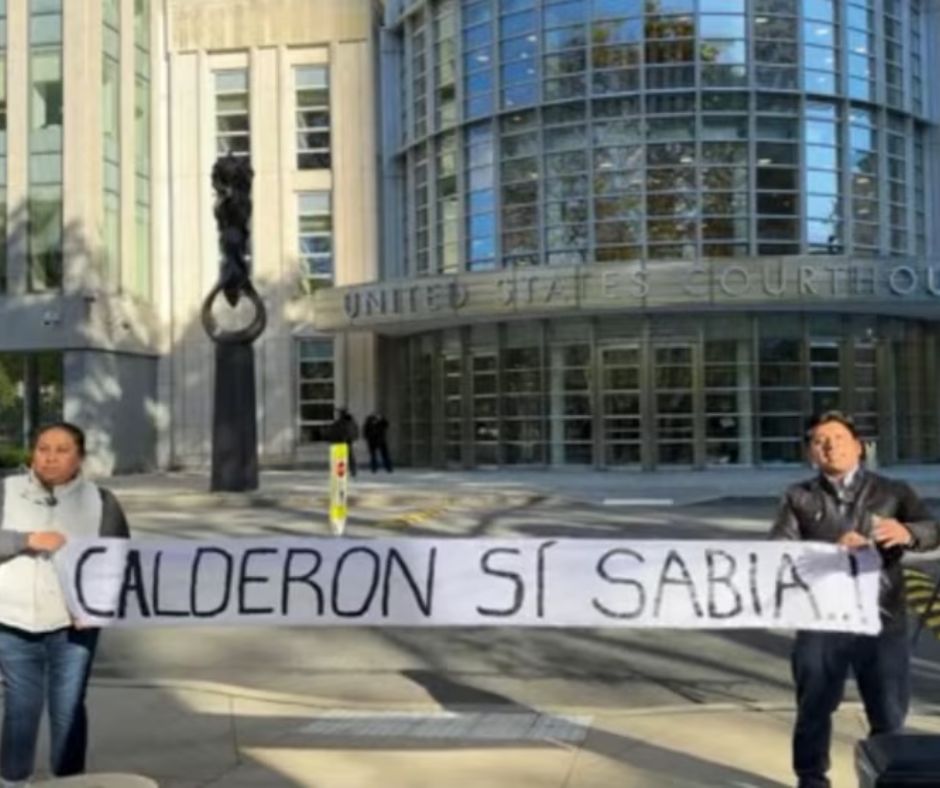 Protestan afuera del juicio de Genaro García Luna, dicen que ‘Calderón sí sabía’