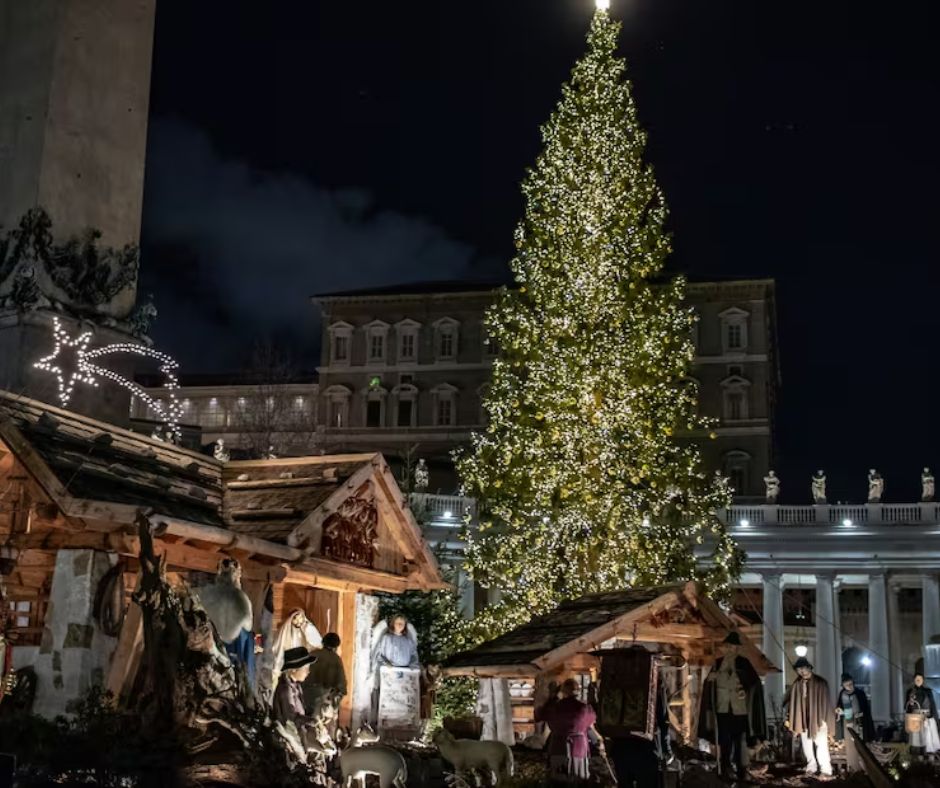 Así se ve el árbol de Navidad del Vaticano, esta es su polémica