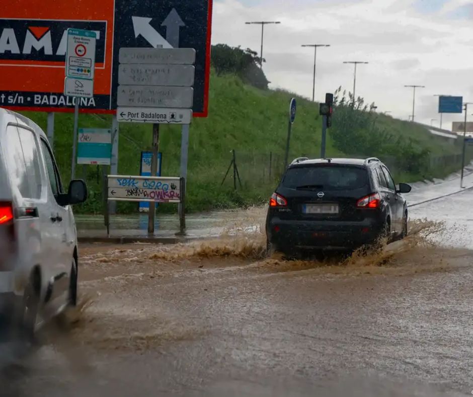 Flotan coches en Cataluña, carreteras de Gavá cada vez más inundadas