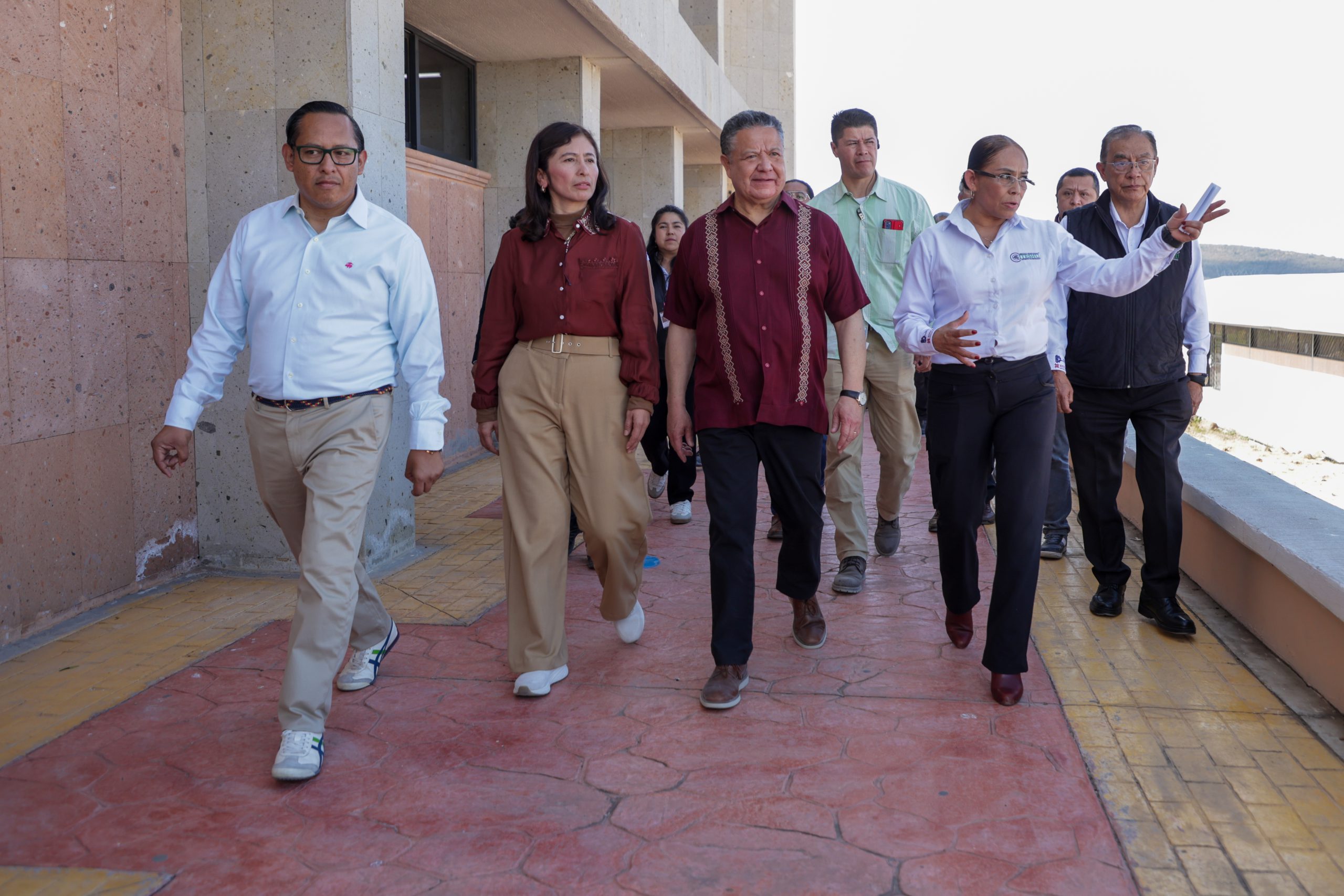 Julio Menchaca, en contacto con la gente durante las Rutas de la Transformación