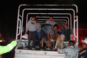 Desalojan a familias de Los Tuzos por lluvias: activan albergues ante desbordamiento de Río de las Avenidas