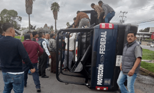 Vuelca patrulla federal en Pachuca; dos elementos resultan lesionados
