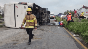 Vuelca autobús en Nuevo León: 11 personas sin vida y 22 heridos