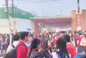 Alumnos bloquean CBTIS 5 de Zacualtipán; denuncian alimentos en mal estado