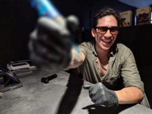 Daniel Guevara, entre acordes y tatuajes
