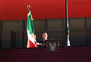 ¡Viva Hidalgo! Julio Menchaca encabeza Grito de Independencia ante 35 mil personas