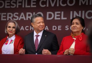 Menchaca encabeza desfile del 16 de septiembre ante 7 mil en Pachuca