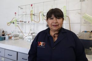 Rosa Vázquez García, científica de la UAEH, convierte lirio acuático en plástico biodegradable