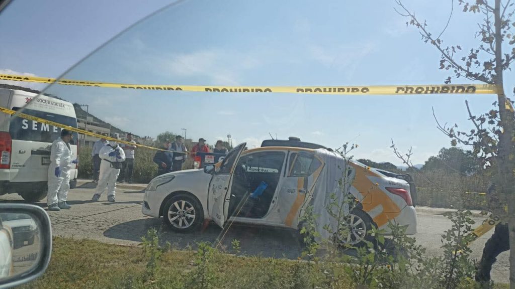 Muere adulto mayor a bordo de un taxi en Mineral de la Reforma