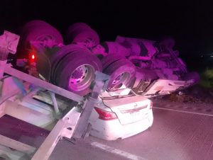 Tráiler vuelca y aplasta auto en Arco Norte; una persona muere en el lugar