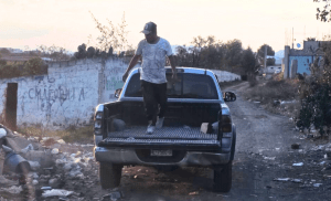 Captan a hombre tirando basura a plena luz del día en Tulancingo