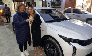 Rifan auto en Huejutla y lo gana una regidora