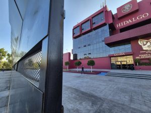 8M en Pachuca: Vallas resguardan Palacio de Gobierno y Reloj