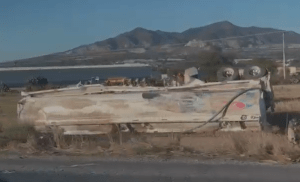 Vuelca pipa en la Pachuca–Sahagún; conductor abandona la unidad