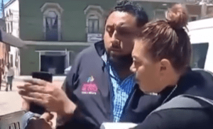 Exhiben a funcionario de Mineral del Chico por confrontar a policías en Pachuca