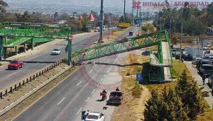 Grúa impacta puente peatonal en Santiago Tulantepec