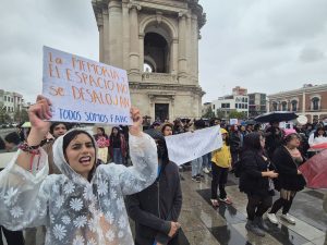 Marchan artistas de Pachuca contra desalojo de fundación