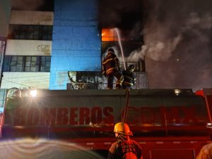 Infierno en La Merced: incendio arrasa con puestos en CDMX