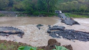 Suspenden paso en puente de Zicatlán, Huehuetla, por crecida de río