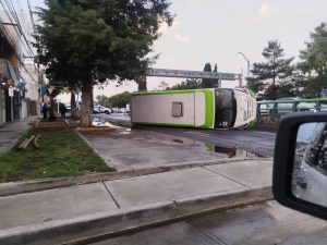 Unidad del Tuzobús vuelca rumbo al Centro de Pachuca