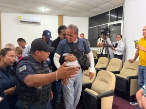 Conflicto vecinal por feria estalla en Mineral de la Reforma