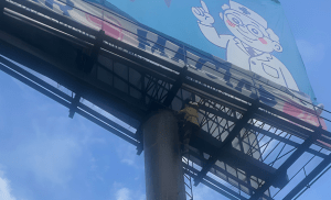 Rachas de viento en Tulancingo ponen en riesgo estructuras publicitarias