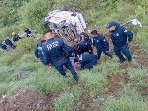 Ambulancia cae al voladero en el Corredor de la Montaña
